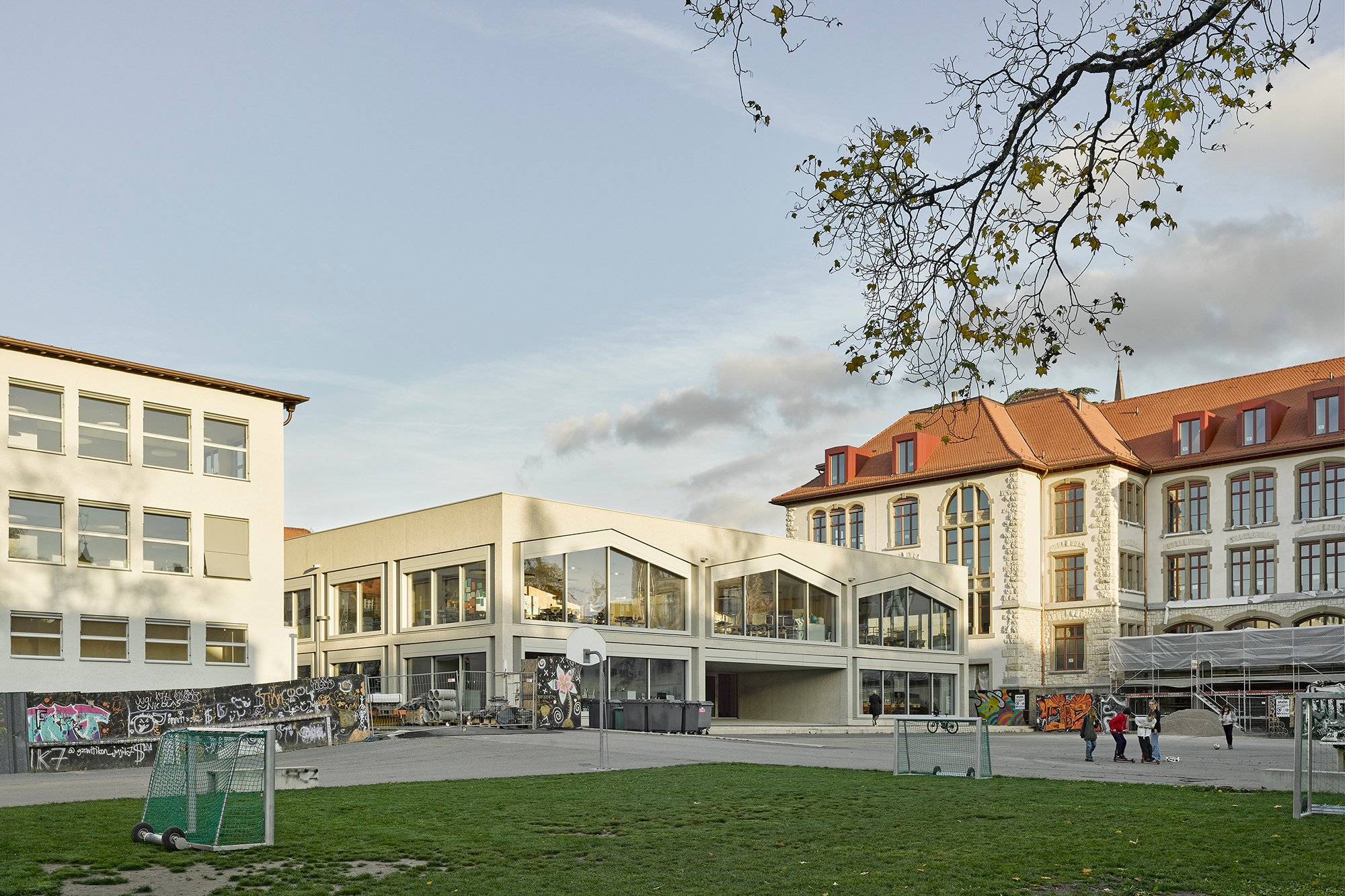 Blick auf das Schulareal (Bild: Seraina Wirz, Zürich)